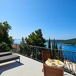 Yellow Seaview Apartment